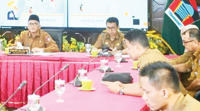 RAPAT: Wako Padang Hendri Septa memimpin rapat persiapan program kegiatan Ramadhan 1445 H di Gedung Putih Kediaman Resmi Wali Kota Padang, Senin (22/1).(PROKOPIM PADANG FOR PADEK)