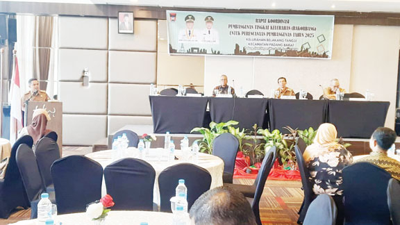 ARAHAN: Camat Padang Barat Pagara memberikan arahan sekaligus membuka Rakorbang Kelurahan Belakangtangsi di Hotel Hayam Wuruk, Senin (22/1).(ERI M/PADEK)