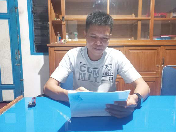 MEMPRIHATINKAN: Kasubsi Penmas Humas Polres Agam memberikan keterangan terkait kasus dugaan perundungan pelajar SMP di Tanjungmutiara di ruang kerjanya di Mapolres Agam, Rabu (24/1).(PUTRA/PADEK)