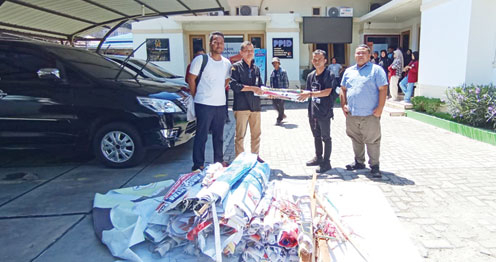 PENYERAHAN APK: Aliansi Masyarakat Selamatkan Pohon Sumbar menyerahkan ratusan APK yang dicabut dari pohonpohon ke kantor Bawaslu Sumbar, kemarin.(WALHI SUMBAR FOR PADEK)