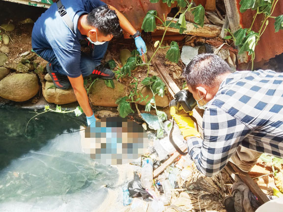 IDENTIFIKASI: Pihak kepolisian mengidentifikasi jasad bayi yang diduga baru lahir ditemukan di selokan Jalan Ampang, Kelurahan Ampang, Kecamatan Kuranji, Sabtu (27/7).(HUMAS POLRESTA PADANG)