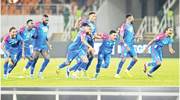 LOLOS 8 BESAR: Pemain Republik Demokratik Kongo berselebrasi setelah menang adu penalti atas Mesir di babak 16 besar Piala Afrika kemarin (29/1).(IG GEDEON KALULU)