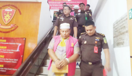 PENAHANAN: Dua orang tersangka dugaan kasus korupsi dana program PK di SMK PP Negeri Padang resmi ditahan Kejari Padang, kemarin.(KEJARI PADAN FOR PADEK)