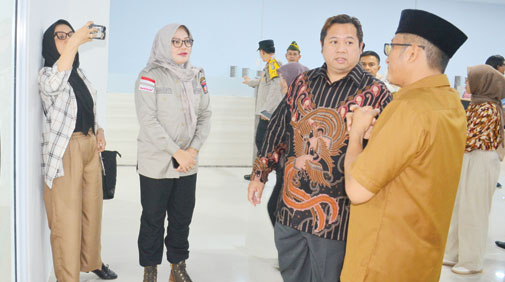 REPRESENTATIF: Kepala DPMPTSP Padang Swesti Fanloni mendampingi Wali Kota Padang meninjau MPP di lantai IV Plaza Andalas saat soft opening MPP Padang, Desember 2023 lalu.(DOK DPMPTSP PADANG)
