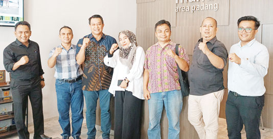 KOMPAK: Jajaran pimpinan Padang Ekspres dan Bank Mandiri Area Padang berfoto bersama usai pertemuan singkat terkait potensi kerja sama di masa depan, kemarin.(SUYUDI/PADEK)