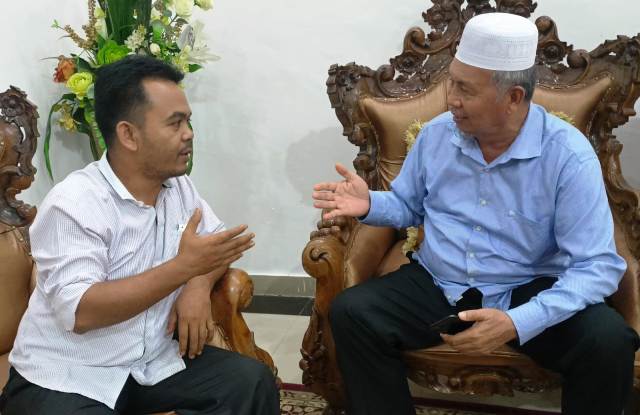 Bupati Pasbar Hamsuardi bersama wartawan Padang Ekspres Rohimuddin saat wawancara terkait bupati dinilai bersikap tidak netral dalam Pemilu 2024 di rumah dinas bupati, Selasa malam (16/1/2024).