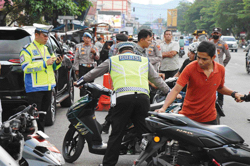 MERESAHKAN: Petugas menertibkan sepeda motor yang menggunakan knalpot brong, Jumat (19/1) lalu.(POLRES PAYAKUMBUH UNTUK PADEK)