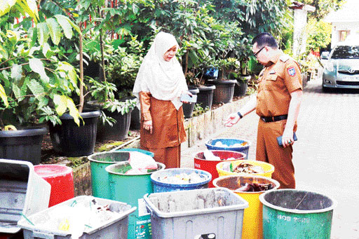 HARUS KREATIF: Pj Wako Payakumbuh, Jasman didampingi Kepala Sekolah SMPN 1 Payakumbuh, Syafrida meninjau pengolahan sampah, kemarin.(HUMAS PEMKO PAYAKUMBUH UNTUK PADEK)
