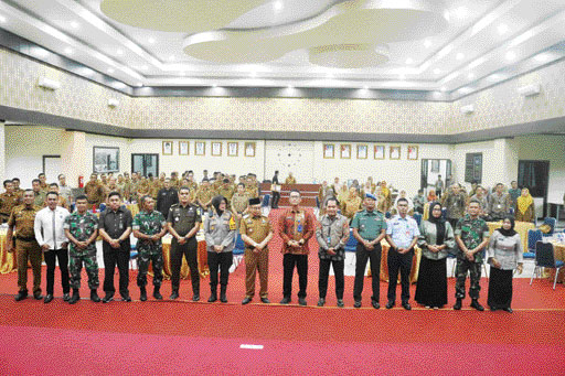 SINERGI: Pj Wako Payakumbuh, Jasman bersama Kepala BNNP Sumbar, Tri Julianto Djatiutomo didampingi Kepala BNNK Payakumbuh, Febrian Jufril dan forkopimda foto bersama usai penyerahan penghargaan, Selasa (16/1).(HUMAS KOTA PAYAKUMBUH UNTUK PADEK)