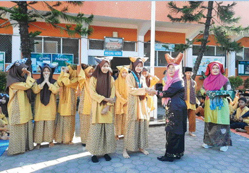 REWARD: Salah seorang siswi SMPN 30 Padang mendapatkan apresiasi dari pihak sekolah atas keberhasilannya meraih medali pada kejuaraan pencak silat.(TIM LAMAN GURU PADANG)