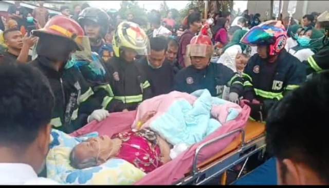 Evakuasi pasien di SPH Bypass Padang akibat ledakan yang terjadi di Lantai 2 rumah sakit, Selasa (30/1).