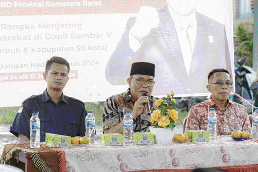 PRIORITAS: Ketua DPRD Sumbar Supardi menampung aspirasi masyarakat saat reses di Nagari Duriantinggi, Kamis lalu.(HUMAS DPRD SUMBAR UNTUK PADEK)