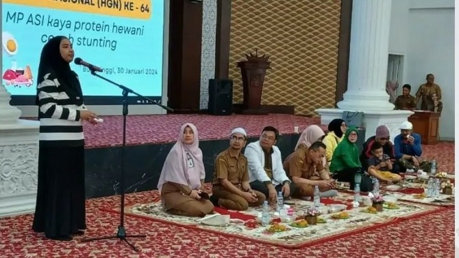 GIZI: Ketua TP-PKK Bukittinggi Fiona Erman Safar memberi arahan saat peringatan HGN ke-64 di Rumah Dinas Wali Kota Bukittinggi, Selasa (30/1).(KOMINFO BUKITTINGGI FOR PADEK)