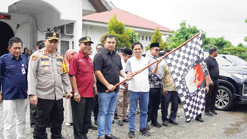 DOKUMEN PENTING: Bupati Dharmasraya, Sutan Riska Tuanku Kerajaan, melepas logistik Pemilu 2024 di halaman Kantor KPU Kabupaten Dharmasraya, Sabtu (10/2).(ZULFIA ANITA/PADEK)