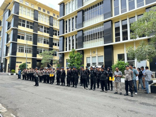 MATANGKAN PERSIAPAN: Sejumlah personel Polda Sumbar mengikuti apel dalam rangka persiapan pengamanan Pemilu 2024, kemarin.(HUMAS POLDA SUMBAR UNTUK PADEK)