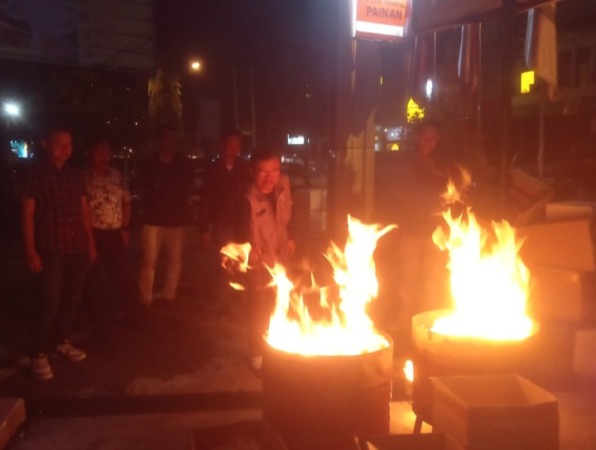 Ketua KPU Pessel, Aswandi didampingi utusan dari stakeholder terkait saat melakukan pemusnahan surat suara rusak dan tidak terpakai. (dok yon)