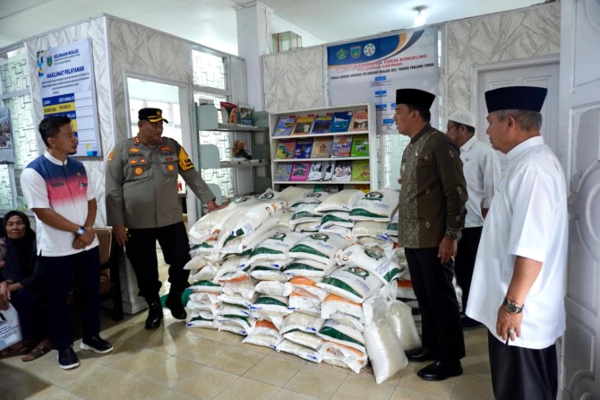 BANTUAN: Pj Wako Padangpanjang Sonny Budaya Putra besama Kapolres AKBP Kartyana Widyarso Wardoyo Putro jelang penyaluran bantuan beras di Kelurahan Ngalau, Rabu (7/2).(KOMINFO PADANGPANJANG FOR PADEK)