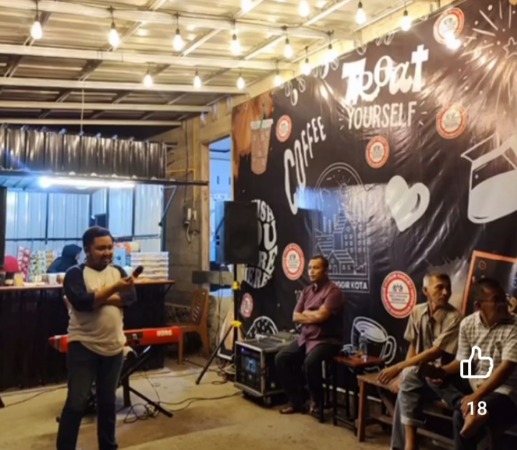 Café KOPINK telah dibuka sejak dua bulan lalu dan diresmikan Rabu malam (31/1/2024). Cafe KOPINK menawarkan kopi dengan aneka rasa, seperti kopi biasa, kopi susu, kopi gula aren, kopi jahe dan lain sebagainya sebagai minuman utama. Di samping itu, juga ad