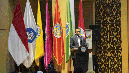 SAMBUTAN: Rektor UNP Ganefri memberikan sambutan di hadapan ribuan siswa SMA sederajat, Selasa (13/2) di Auditorium UNP.(SHYNTIA/PADEK)