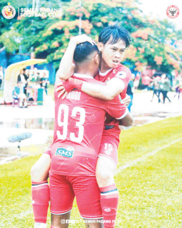 RAYAKAN GOL: Pemain Semen Padang FC saat merayakan gol ke gawang Persiraja Banda Aceh, Sabtu (3/ 2) di GOR H. Agus Salim (GHAS) Padang.(INSTAGRAM SEMEN PADAN FC)