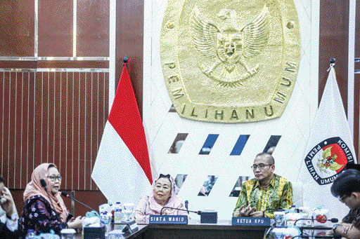 SAMPAIKAN ASPIRASI: Pertemuan tokoh-tokoh Gerakan Nurani Bangsa (GNB) dengan Ketua Komisi Pemilihan Umum Hasyim Asy’ari di Gedung KPU, Jakarta, Rabu (31/1).(MIFTAHUL HAYAT/JAWA POS)