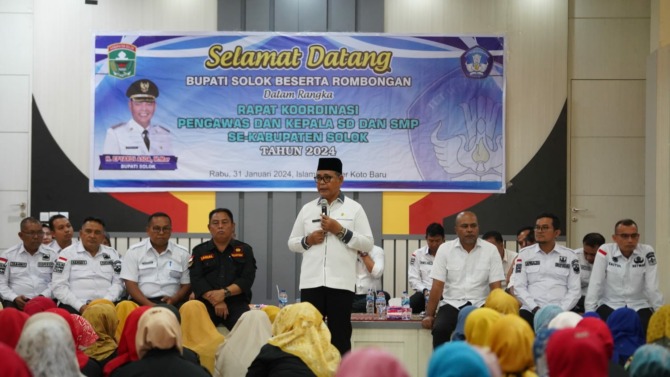 BERI ARAHAN: Bupati Solok, Epyardi Asda, saat rakor bersama pengawas dan kepala SD dan SMP dalam rangka peningkatan mutu pendidikan, pada Rabu (31/1) di Aula Islamic Center Koto Baru.(DISKOMINFO KABUPATEN SOLOK)