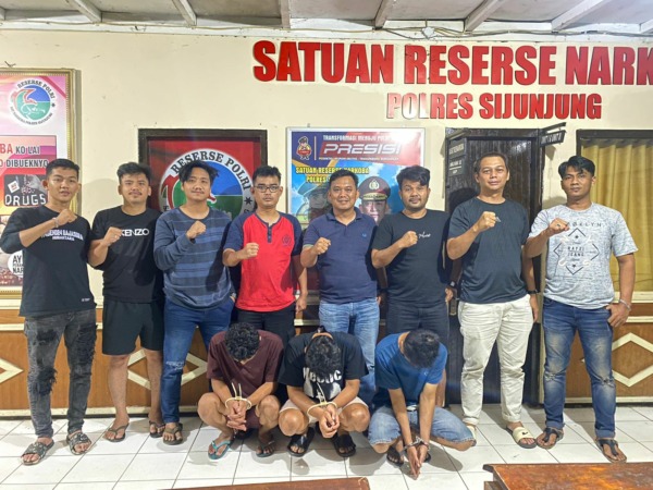 DITANGKAP: Tiga pelaku tertunduk lesu saat menjalani pemeriksaan di Mapolres Sijunjung.(DOKUMEN POLRES SIJUNJUNG)