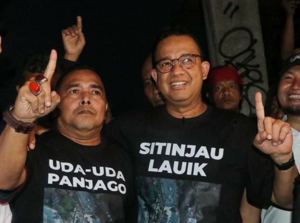 Caleg DPRD Sumbar dari Partai Ummat Dapil Pariaman dan Padangpariaman, Adrian Tuswandi bersama Capres Anies Baswedan.