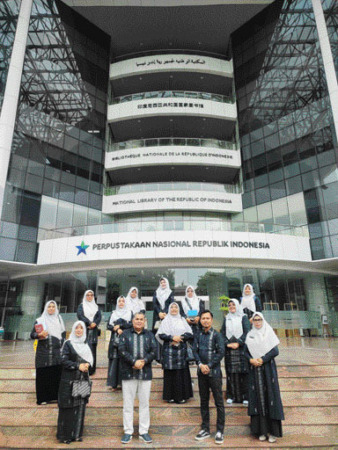 BERKOMITMEN: Kadisdik Payakumbuh, Dasril rombongan SDS IT IPHI Payakumbuh saat berkunjung ke Perpustakaan RI di Jakarta beberapa waktu lalu.(TIM LAMAN GURU PAYAKUMBUH)