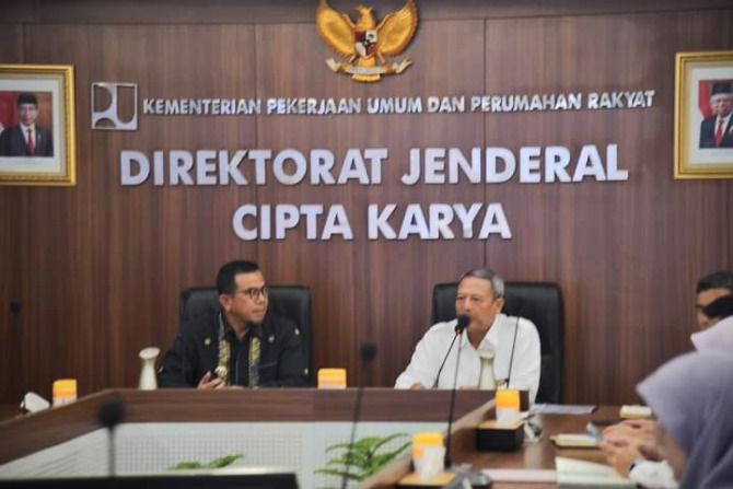 PENUH HARAPAN: Pj. Wali Kota Sawahlunto, Zefnihan mendengarkan paparan Anang Muchlis selaku Direktur Air Minum Direktorat Cipta Karya Kementerian PUPR RI.(DOK. KOMINFO SAWAHLUNTO)