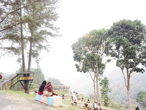 SEJUK: Di Taman Wisata Panorama Baru, pengunjung bisa menikmati sejuknya udara dan pemandangan alam dari ketinggian.(RIAN/PADEK)