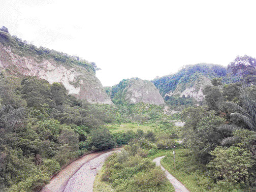 PEMANDANGAN Ngarai Sianok yang bisa dilihat oleh setiap pengunjung di Janjang Koto Gadang. Pemandangan itu membuat pengunjung betah menghabiskan waktu berlama-lama di sana.(RIAN AFDOL/PADEK)