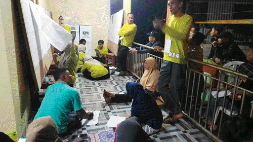 MASIH KERJA: Para Petugas KPPS di salah satu TPS Nagari Muaro, Kecamatan Sijunjung masih basitungkin menyelesaikan penghitungan suara hingga Kamis (15/2) dinihari. (DOK ADPI FOR PADEK)