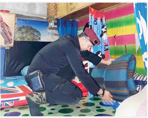 ANTISIPASI: Petugas Lapas Kelas IIA Bukittinggi lakukan penggeledahan kamar hunian, Kamis (15/2).(HUMAS LAPAS KELAS IIA BUKITTINGGI FOR PADEK)