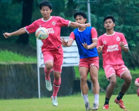 Pemain Semen Padang FC latihan. (Foto: IG Semen Padang FC)