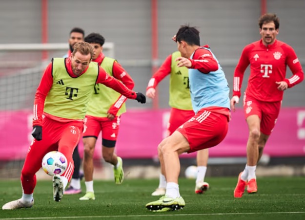 Para pemain Bayern Munich latihan jelang pertarungan melawan Leverkusen yang digelar di Stadion BayArena pada Minggu (11/2/2024) dini hari WIB. (Foto: FC Bayern)