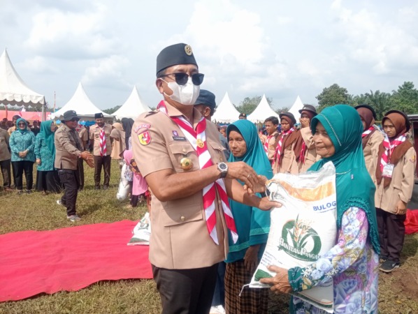 BANTUAN: Bupati Solsel menyerahkan bantuan beras pangan kepada masyarakat SBH, kemarin.(PEMKAB SOLSEL UNTUK PADEK)