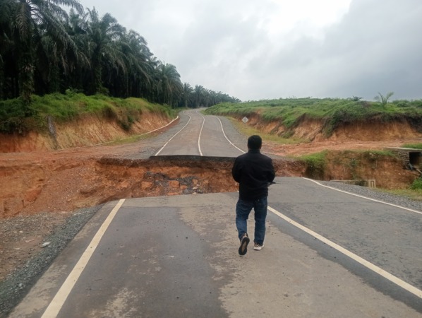 BISA MENCELAKAKAN: Kondisi jalan tembus Solsel-Dharmasraya yang dibangun dengan dana Inpres Rp 31 miliar sekarang sudah terputus total. Hal itu disebabkan karena jembatan jalan yang ambruk dan bisa membahayakan nyawa pengendara karena tidak diberi rambu-r