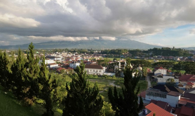 Gunung Marapi terlihat dari Kota Bukittinggi. (RIAN AFDOL/PADANG EKSPRES)