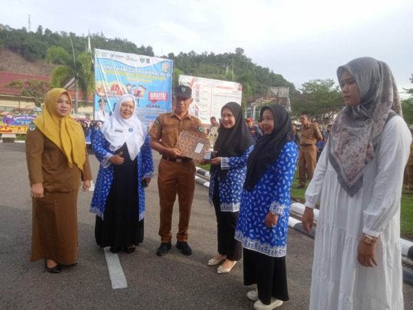 Sekdakab Pessel, Mawardi Roska, saat menyerahkan hadiah kepada Ala Yolanda Chairunnisa, sebagai pemenang lomba lomba video MP-ASI, dengan didampingi Pengurus DPC PERSAGI Pessel. (dok yon)