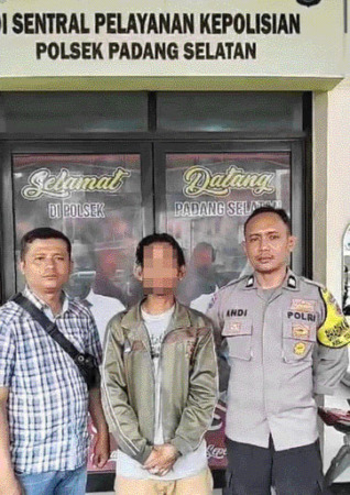 DIAMANKAN: J, pelaku pungli di kawasan Pelabuhan Teluk Bayur, yang video aksinya viral di media sosial, berhasil diamankan pihak kepolisian dari Polsek Padang Selatan, beberapa waktu lalu.(POLSEK PADANG SELATAN)