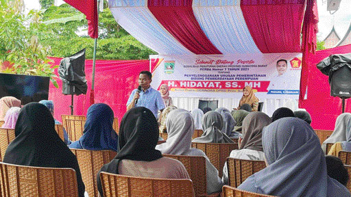 SOSIALISASI PERATURAN: Anggota Komisi V DPRD Sumbar Hidayat beribicara pada kegiatan sosialisasi peraturan Perda Provinsi Sumbar Nomor 7/2021, Selasa (6/2).(HENDRA EFISON/PADEK)