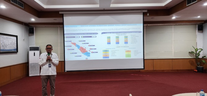 Terus Membaik: Kepada Perwakilan Bank Indonesia Provinsi Sumbar Endang Kurnia Saputra memaparkan perkembangan ekonomi Sumbar terkini saat briefing media di Kantor Bank Indonesia Jalan Sudirman, Rabu (7/2). (Suryani/padek)