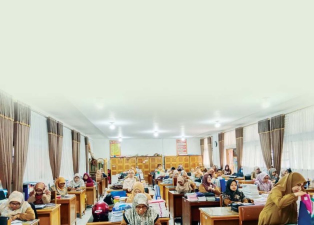 SIAPKAN BAHAN: Para guru SMAN 4 Bukittinggi terlihat bersemangat dalam menyiapkan bahan ajar yang akan diberikan kepada peserta didik.(TIM LAMAN GURU)