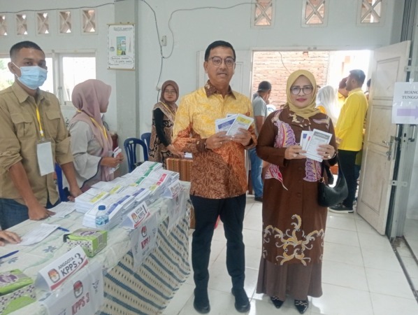 BERIKAN HAK SUARA: Bupati Solok Selatan Khairunas saat menggunakan hak suaranya 14 Februari 2024 lalu di TPS 30 Rimbotangah.(ARDI/PADEK)
