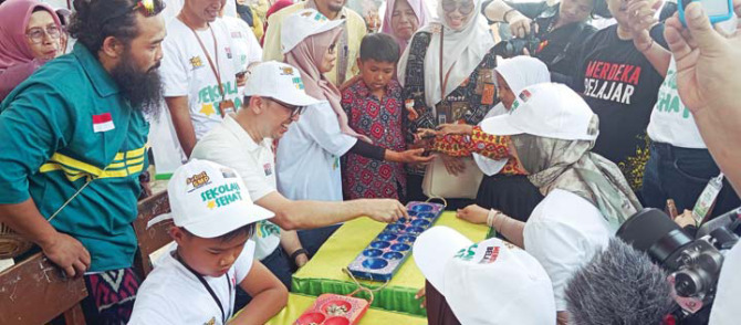 PENDIDIKAN: Dirjen PAUD, Pendidikan Dasar dan Pendidikan Menengah, Iwan Syahril ikut senam dan permainan tradisional saat berkunjung ke SDN 22 Baringin, Batusangkar, Kamis (1/2).(NANDA ANGGARA/PADEK)