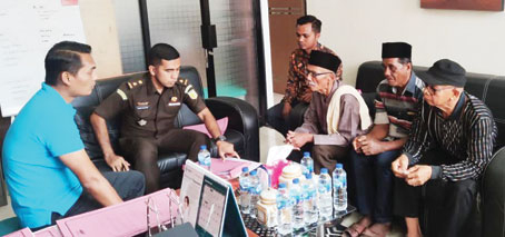 PENEGAKAN HUKUM: Kasi Pidsus Kejaksaan Negeri Pariaman, Yandi Mustika, saat memproses putusan MA terhadap para pelaku tindak pidana korupsi pembebasan lahan tol di Nagari Parikmalintang, beberapa waktu lalu.(HERI MARTONI FOR PADEK)