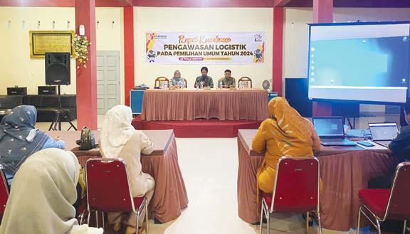 MATANGKAN PERSIAPAN: Ketua Bawaslu Kabupaten Limapuluh Kota Yoriza Asra saat Rapat Koordinasi Pengawasan Logistik Pemilu 2024, kemarin.(BAWASLU UNTUK PADEK)