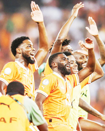 ANTUSIAS: Pemain timnas Pantai Gading merayakan keberhasilan melaju ke final Piala Afrika 2023, kemarin.(IG CAF)