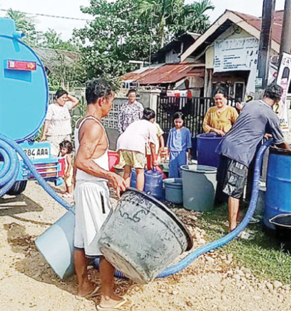 BERJIBAKU: Warga yang terdampak pipa bocor menampung air dari mobil tangki Perumda Air Minum Kota Padang, Rabu (7/2).(HUMAS PERUMADA AM PADANG)